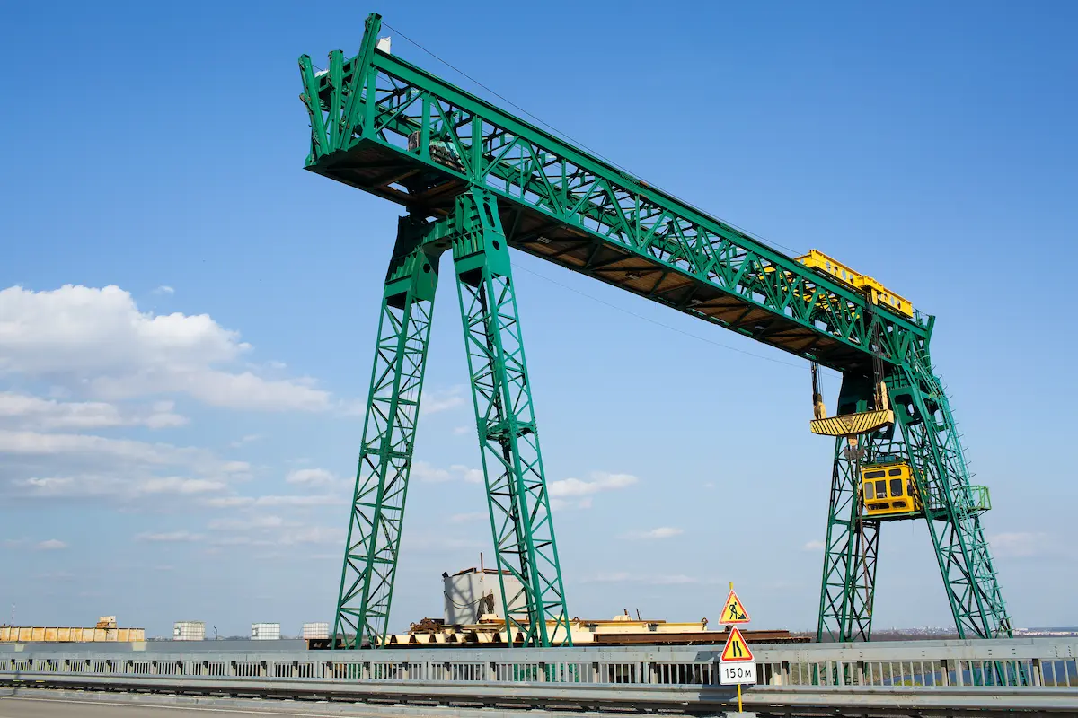 How Bridge Crane Manufacturers Improve Industrial Efficiency and Safety